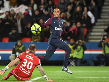 Aksi pemain PSG, Neymar (kanan) mengecoh kiper Dijon, Baptiste Reynet pada laga Ligue 1 di Parc des Princes stadium, Paris, (17/1/2018). PSG menang telak 8-0. (AFP/Christope Archambault)