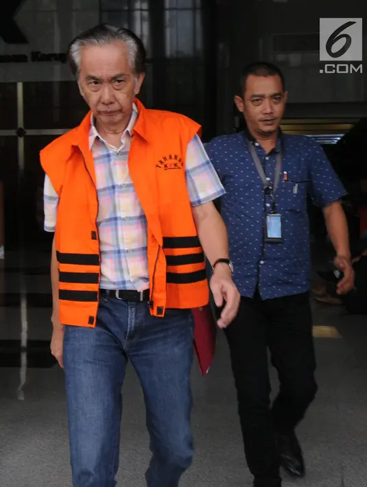 Direktur Utama PT PBM Puspo Sukrisna alias Asun (kiri) keluar dari Gedung KPK, Jakarta, Rabu (25/7). Asun diduga melakukan suap terhadap terdakwa Bupati Subang nonaktif Imas Aryumningsih. (Merdeka.com/Dwi Narwoko)