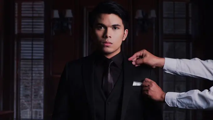 FOTO: Gaya Thariq Halilintar Pakai Outfit Hitam, Tampil Keren