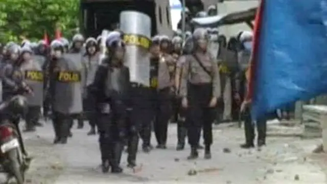 Tolak Hermes Palace, Massa FUI dan Polisi Bentrok