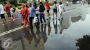 Warga memadati Jalan M.H. Thamrin saat kegiatan Car Free Day di Jakarta, Minggu (24/1/2016). Meski hujan mengguyur Ibu Kota sejak semalam, kegiatan CFD pagi di kawasan Bundaran Hotel Indonesia masih tetap ramai. (Liputan6.com/Helmi Affandi)