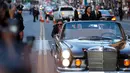 Aktor Hollywood Russell Crowe (kiri) dan Ryan Gosling saat berpura - pura mendorong mobil mereka saat akan premiere film " The Nice Guys " di Hollywood , AS , 10 Mei 2016. Film yang bergenre komedi ini akan diputar perdana di AS. (REUTERS / Mario Anzuoni)