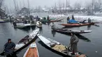 Sejumlah pedagang berada di perahu menjual sayur dan buah-buahan di pasar terapung di danau Dal, Srinagar, Kashmir India, (25/1). Pasar ini menjual sayuran yang dipetik langsung dari sebuah perkebunan yang juga ada di danau tersebut. (AP Photo/Dar Yasin)