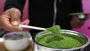 Lonjakan popularitas matcha baru-baru ini yang diikuti meningkatnya permintaan berimbas pada kelangkaan matcha di pasar global. (Justin Sullivan/Getty Images North America/Getty Images via AFP)