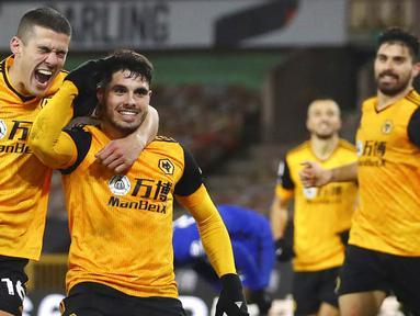 Pemain Wolverhampton Wanderers, Pedro Neto, melakukan selebrasi usai mencetak gol ke gawang Chelsea pada laga Liga Inggris di Stadion Molineux, Rabu (16/12/2020). Chelsea tumbang dengan skor 2-1. (Michael Steele/Pool via AP)
