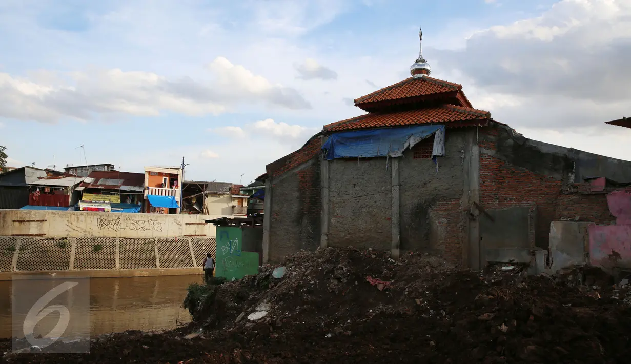 Warga berdiri di kawasan proyek normalisasi Kali Ciliwung di Kelurahan Bukit Duri, Jakarta, Sabtu (7/1).  Meski warga Kelurahan Bukit Duri yang terdampak penggusuran memenangkan gugatan di PTUN Jaksel, proyek tetap dilanjutkan. (Liputan6.com/Johan Tallo)