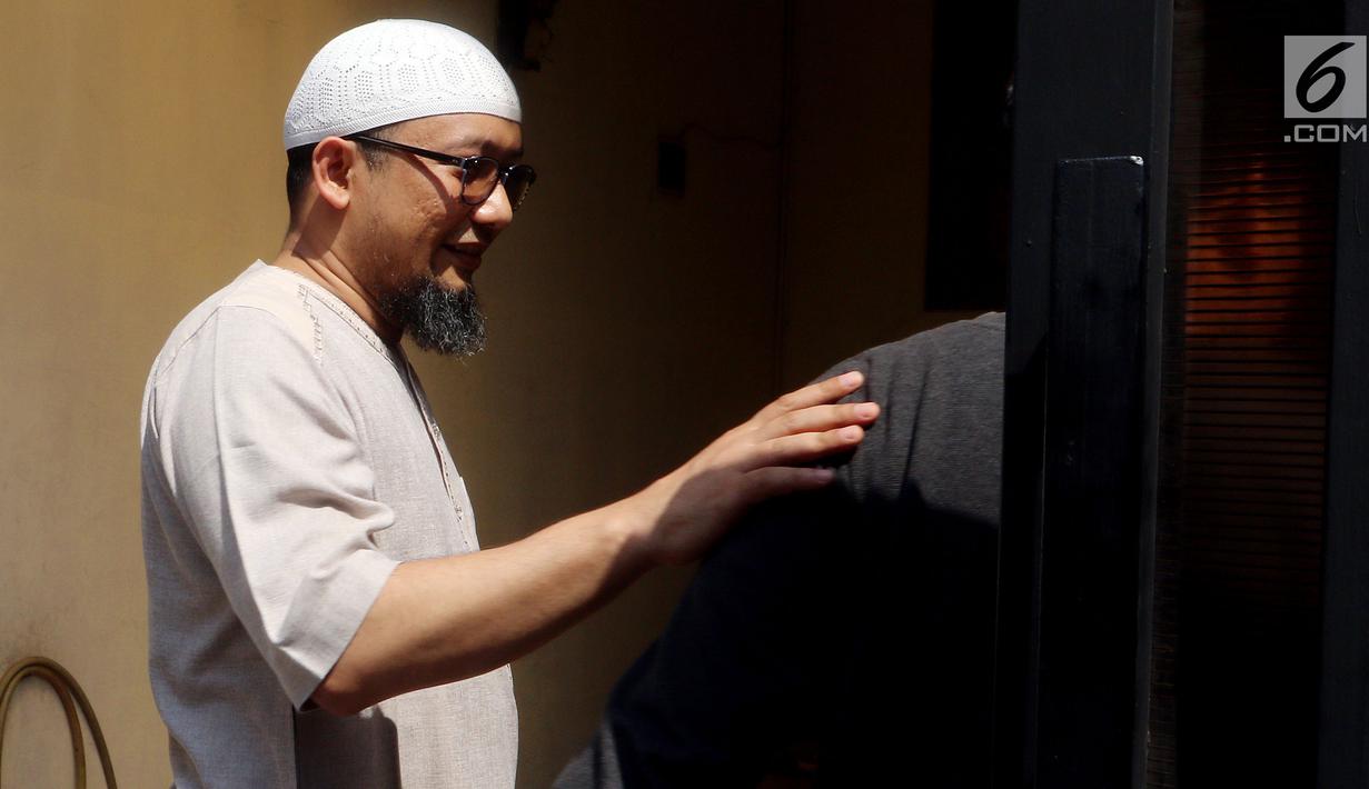 Penyidik KPK Novel Baswedan memasuki rumah usai memberi keterangan pers di sela silaturahmi dengan WP KPK di kediamannya di Kelapa Gading, Jakarta, Minggu (17/6). Silaturahmi digelar dalam rangka Idul Fitri. (Liputan6.com/JohanTallo)