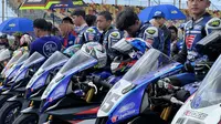 Pembalap bLU cLU Yamaha Sunday Race 2023 berkumpul di Sirkuit Mandalika pada upacara pembukaan, Minggu (17/12/2023). (Bola.com/Gregah Nurikhsani)