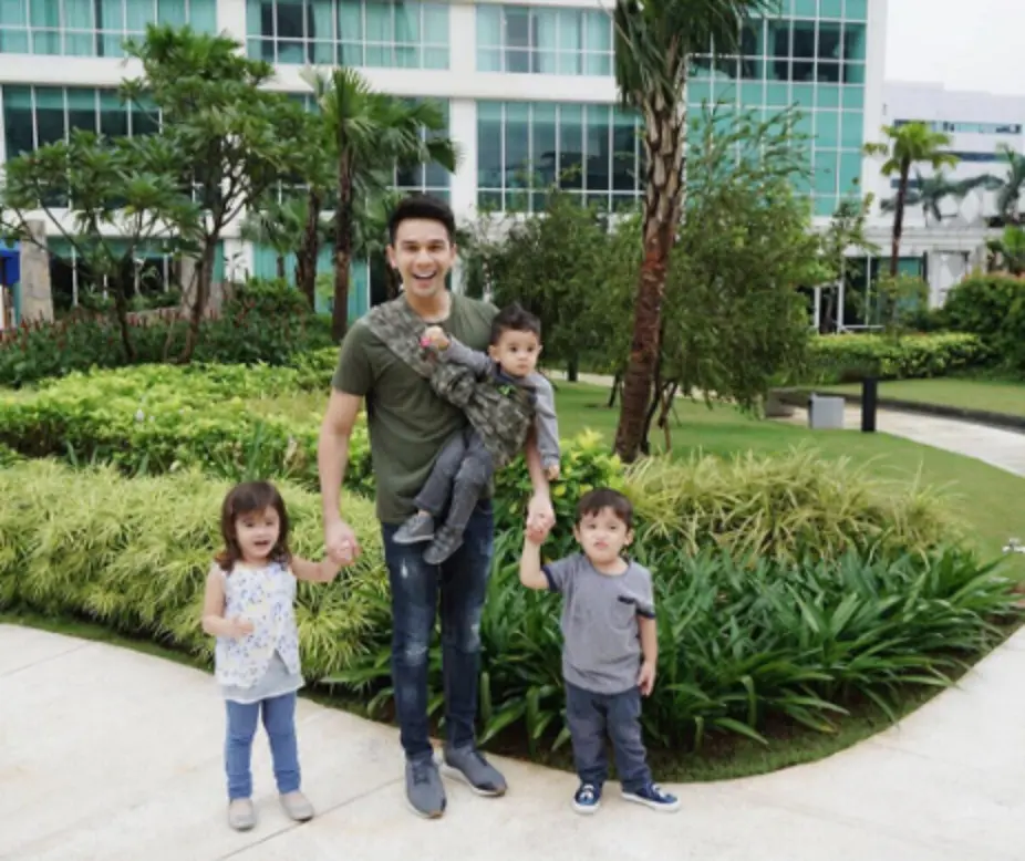 Jonathan Frizzy bersama tiga anaknya. (Instagram/ijonkfrizzy)