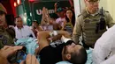 Alan Ruschel, pemain Chapecoense yang selamat dari kecelakaan pesawat Lamia di Kolombia dua pekan lalu, dibawa ke rumah sakit di Chapeco, Brasil, Rabu (13/12). Ruschel merupakan satu dari enam korban selamat kecelakaan tragis itu. (Marcio Cunha/AFP)