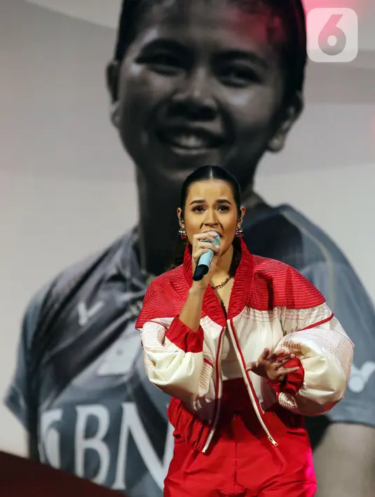 Penyanyi, Raisa saat tampil dalam acara "Greysia Polii: Testimonial Day" di Istora Senayan Jakarta, Minggu (12/6/2022). Raisa tampil membawakan tiga buah lagu diantaranya, Could It Be. (Liputan6.com/Helmi Fithriansyah)