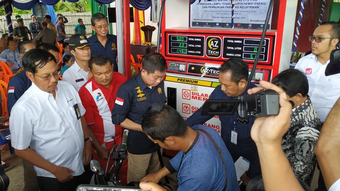 Menteri ESDM Ignasius Jonan meresmikan 2 Stasiun Pengisian Bahan Bakar Umum (SPBU) Bahan Bakar Minyak (BBM) satu harga, di Pulau Nias Sumatera Utara. (Wicak/Liputan6.com)