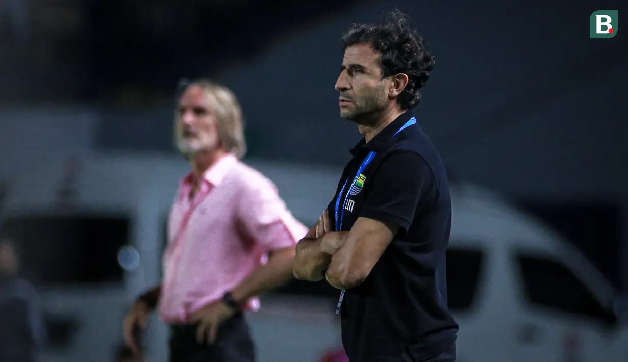 Pelatih kepala Persib Bandung, Luis Milla (kiri) pada laga pekan ketiga BRI Liga 1 2023/2024 antara Persib Bandung melawan Dewa United di Stadion GBLA, Bandung, Jumat (14/07/2023). (Bola.com/Bagaskara Lazuardi)
