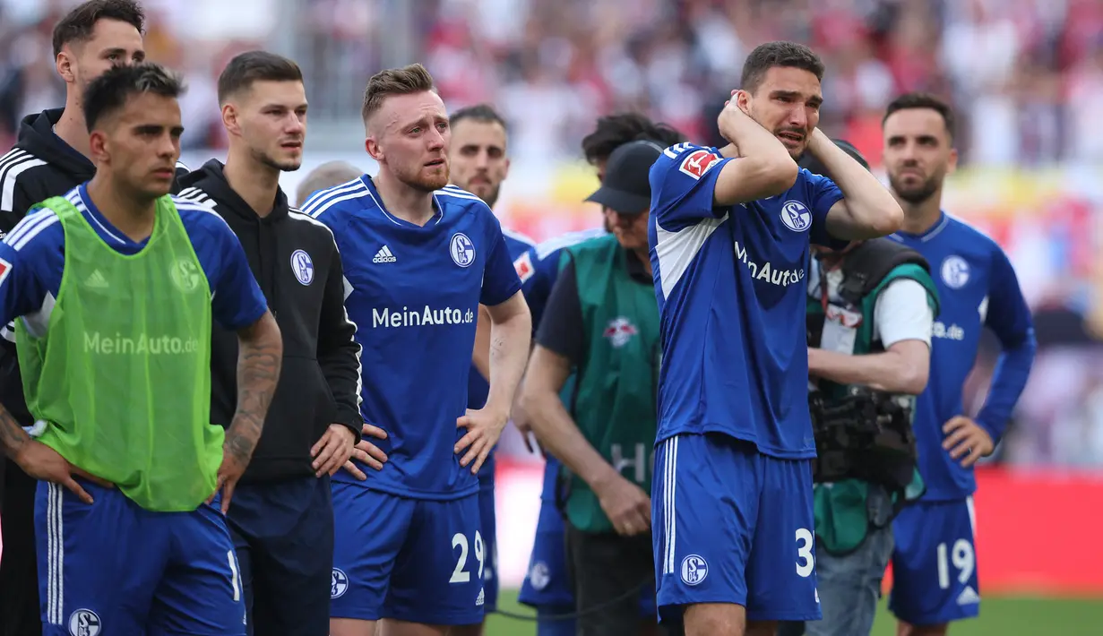 Reaksi kecewa para pemain FC Schalke 04 setelah dipastikan terdegradasi usai kalah dari RB Leipzig pada laga Liga Jerman 2022/2023 di Leipzig, Jerman (27/5/2023). FC Schake 04 harus terdegradasi dari Bundesliga karena hanya menempati posisi ke-17 dari 18 kontestan pada akhir musim 2022/2023. Bundesliga sendiri memiliki regulasi untuk mendegradasi 3 tim terbawah tiap musimnya. FC Schalke 04 pernah menjuarai Bundesliga sebanyak 7 kali. (AFP/Ronny Hartmann)