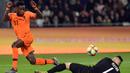Striker Belanda, Quincy Promes, berusaha mengecoh kiper Belarusia, Aliaksandr Hutar, pada laga Kualifikasi Piala Eropa 2020 di Minsk, Minggu (13/10). Belarusia kalah 1-2 dari Belanda. (AFP/Sergei Gapon)