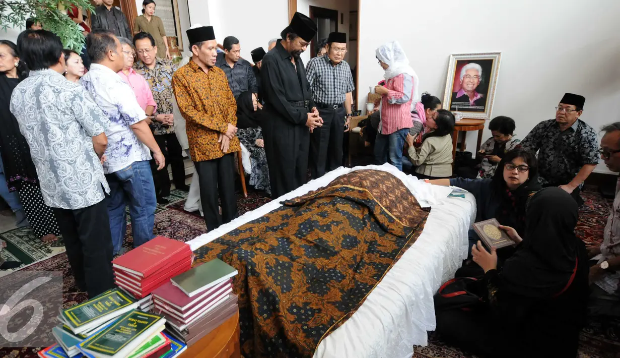Ketua Umum DPP Partai Nasdem Surya Paloh saat mendoakan jenazah almarhum pengacara Adnan Buyung Nasution di kediamannya, Lebak Bulus, Jakarta, Rabu (23/9/2015). Adnan menghembuskan napas terakhir pada pagi tadi pukul 10.15 WIB. (Liputan6.com/Helmi Afandi)