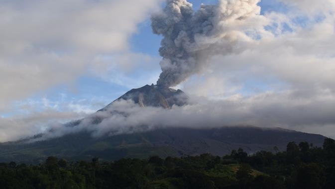 Gunung Sinabung yang kembali memuntahkan abu vulkanik tebal, saat dipantau dari wilayah Karo (7/5/2019). Menurut Pusat Vulkanologi dan Mitigasi Bencana Geolog, Gunung Sinbung saat ini berada pada level IV atau awas dengan radius tujuh kilometer untuk jarak aman. (AFP Photo/Handout /BNBP)