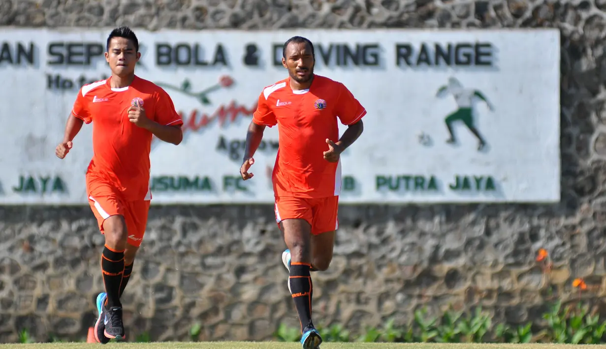 Bek Persija, M. Robi, dan Leonard Tupamahu, saat latihan tim Persija di Lapangan Kusuma Agrowisata, Batu, Malang, Rabu (4/11/2015). (Bola.com/Kevin Setiawan)
