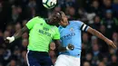 Duel udara antara Niesse dan Fernandinho pada laga lanjutan Premier League yang berlangsung di Stadion Etihad, Manchester, Kamis (4/4). Manchester City menang 2-0 atas Cardiff City. (AFP/Oli Scarff)