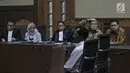 Terdakwa kasus suap pengadaan barang dan jasa di Pemkot Kendari, Asrun bersama anaknya yang juga Wali Kota Kendari nonaktif, Adriatma Dwi Putra menjalani sidang lanjutan di Pengadilan Tipikor, Jakarta, Rabu (12/9). (Liputan6.com/Herman Zakharia)