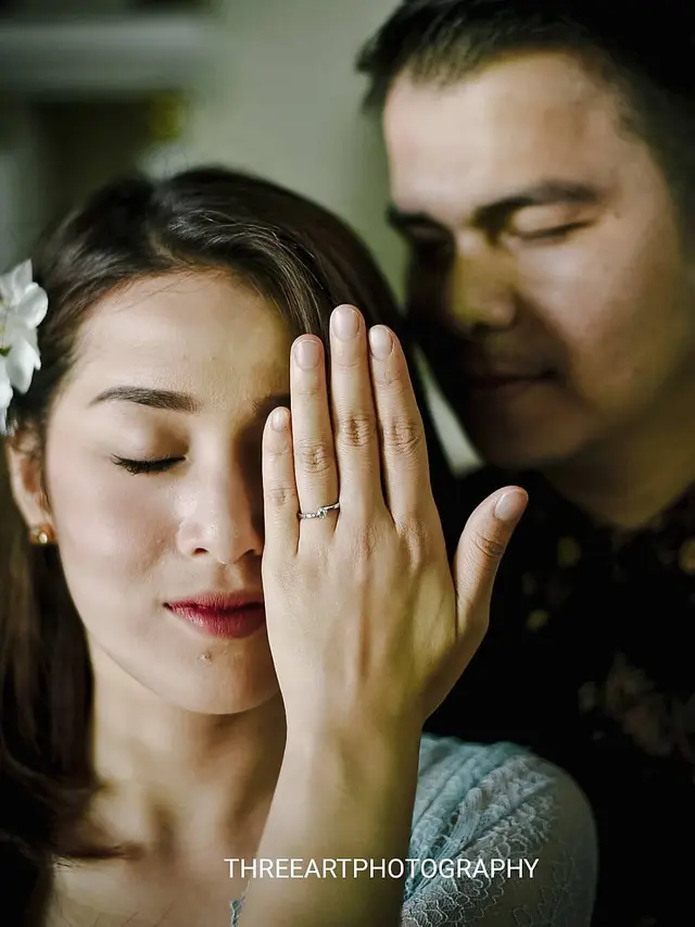 6 Potret Lamaran Handika Pratama dan Rosiana Dewi, Romantis