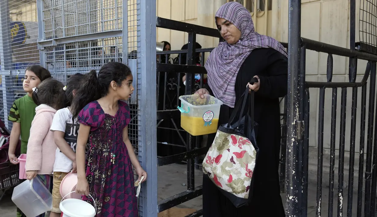 <p>Berbagai kebiasaan sebelum maupun saat Ramadhan banyak dilakukan warga Irak. (AP Photo/Hadi Mizban)</p>