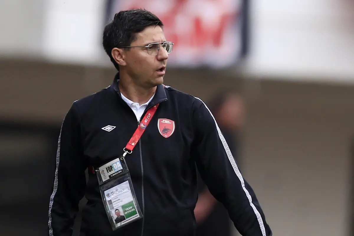 Pelatih PSM Makassar, Darije Kalezic, mengamati permainan anak asuhnya saat melawan Lao Toyota FC pada laga Piala AFC 2019. (Bola.com/M. Iqbal Ichsan)