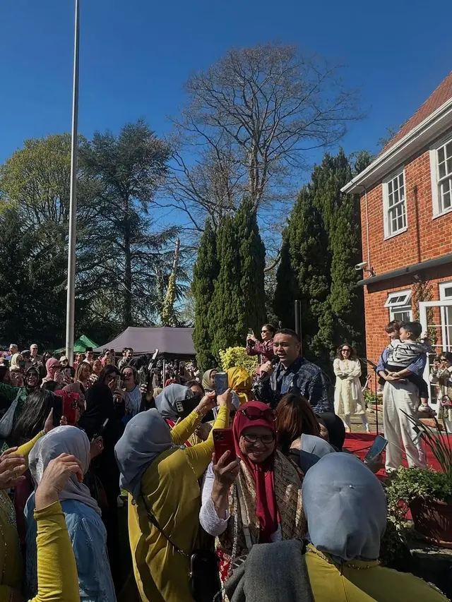 7 Potret Liburan Gilang Dirga di London, Ikut Halalbihalal Bareng Dubes RI