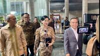 Kedatangan Dasco memantau IHSG disambut oleh CEO Danantara Rosan Roeslani, Ketua Dewan Komisioner Otoritas Jasa Keuangan Friderica Widyasari Dewi, serta Kepala BP BUMN Dony Oskaria. (Liputan6.com/Delvira Hutabarat)
