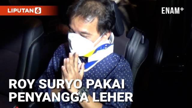 Roy Suryo diperiksa penyidik selama hampir 10 jam dalam kasus dugaan penistaan agama. Kamis (28/7) malam Roy Suryo keluar dari Ditreskrimum Polda Metro Jaya dengan menggunakan penyangga leher.