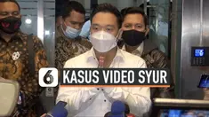 Michael Yukinobu Defretes jalani pemeriksaan di Polda Metro Jaya sekitar 11 Jam sebagai tersangka kasus video syur bersama Gisel. Usai diperiksa, Senin (4/1) malam Michael memberikan pernyataan depan awak media.
