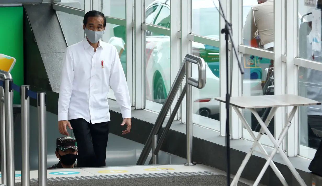 Presiden Joko Widodo atau Jokowi meninjau kesiapan penerapan prosedur standar New Normal di Stasiun MRT Bundaran HI, Jakarta, Selasa (26/5/2020). Jokowi melakukan peninjauan kesiapan penerapan prosedur standar new normal di stasiun tersebut. (Tribunnews/Irwan Rismawan/Pool)