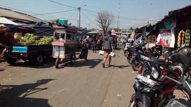 Bahu jalan pasar Ciawitali disesaki PKL