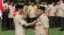 Presiden Jokowi melantik Komjen Pol (Purn) Budi Waseso sebagai Ketua Kwarnas Gerakan Pramuka periode 2018-2023 di halaman Istana, Kamis (27/12). Bersama Budi Waseso, dilantik juga pengurus kwartir Pramuka sebanyak 86 orang. (Liputan6.com/Angga Yuniar)