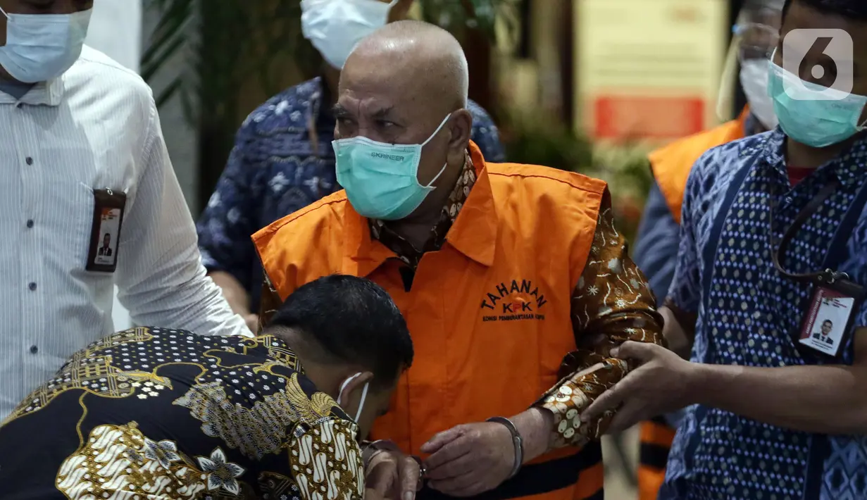 Wali Kota Banjar 2003-2008 dan 2008-2013, Herman Sutrisno (tengah) usai rilis penahanan di Gedung KPK, Jakarta, Kamis (23/12/2021). Herman Sutrisno merupakan tersangka dugaan korupsi proyek infrastruktur Kota Banjar tahun 2008-2013 dan dugaan penerimaan gratifikasi. (Liputan6.com/Helmi Fithriansyah)