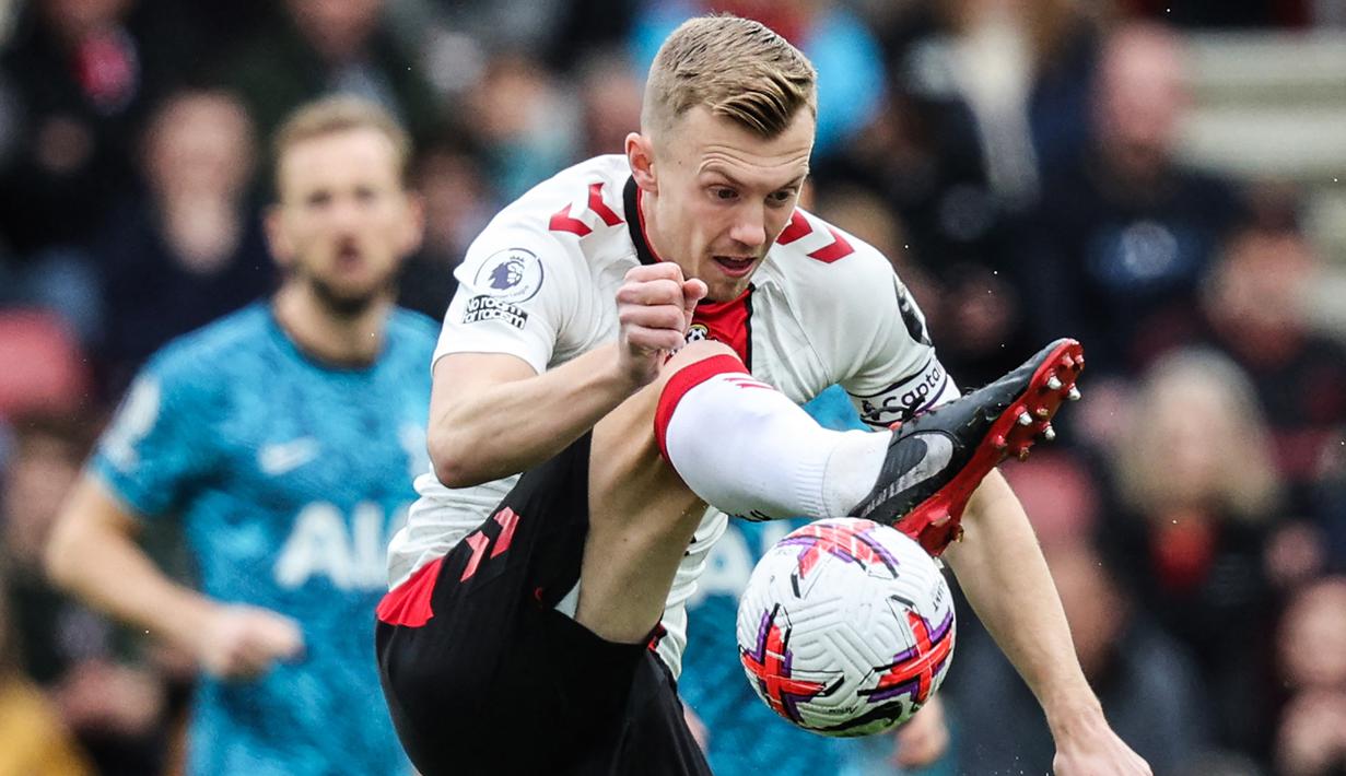 Gelandang Southampton, James Ward-Prowse mengontrol bola saat menghadapi Tottenham Hotspur pada laga Liga Inggris 2022/2023 di St Mary's Stadium, Southampton (18/3/2023). Setali tiga uang dengan James Maddison, James Ward-Prowse juga menjaid incaran setelah klubnya, Southampton, juga terdegradasi. Pemain yang telah masuk daftar jual The Saints ini memiliki kelebihan sebagai seorang algojo tendangan bebas ulung. (AFP/Adrian Dennis)
