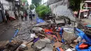 Sejumlah warga menyaksikan robohnya tembok SPBU yang menewaskan tiga orang di Jalan Tebet Barat Dalam Dua, Jakarta Selatan, Minggu (21/1/2024) siang. (merdeka.com/Arie Basuki)