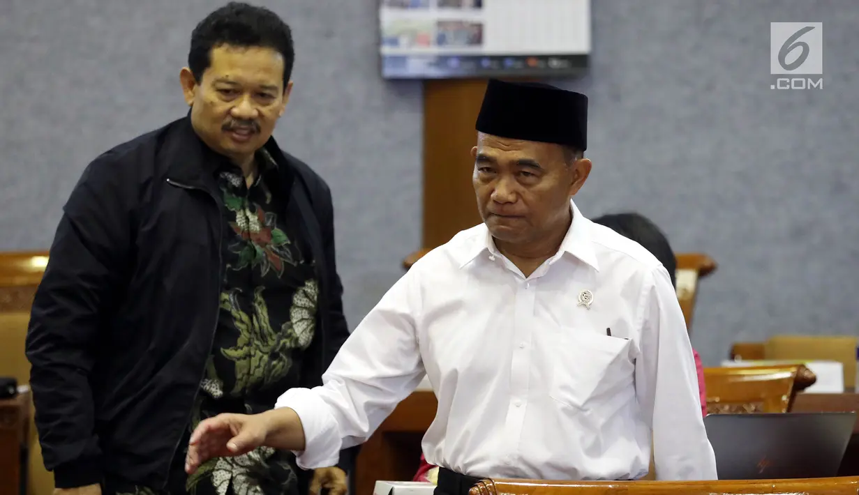 Menteri Pendidikan dan Kebudayaan Muhadjir Effendy bersiap mengikuti rapat kerja dengan Komisi X DPR di Kompleks Parlemen, Senayan, Jakarta, Rabu (4/9/2019). Rapat membahas Rencana Kerja dan Anggaran Kementerian dan Lembaga (RKAKL) Tahun 2020. (Liputan6.com/Johan Tallo)