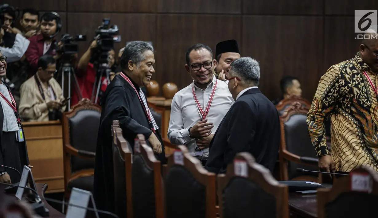 Menteri Ketenagakerjaan Hanif Dhakiri terlihat menghadiri sidang putusan sengketa hasil Pilpres 2019 di Gedung Mahkamah Konstitusi, Jakarta, Kamis (27/6/2019). Sidang yang dimohonkan Prabowo Subianto-Sandiaga Uno itu beragendakan pembacaan putusan oleh majelis hakim MK. (Liputan6.com/Faizal Fanani)