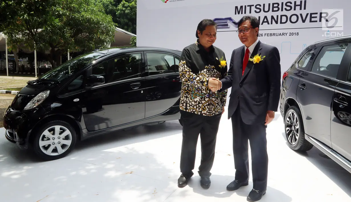 CEO Mitsubishi Motors Osamu Masuko foto bersama Menperin Airlangga Hartarto saat penyerahan 10 mobil listrik kepada pemerintah di Jakarta, Senin (26/2). Hibah tersebut untuk mendorong penggunaan kendaraan ramah lingkungan. (Liputan6.com/JohanTallo)