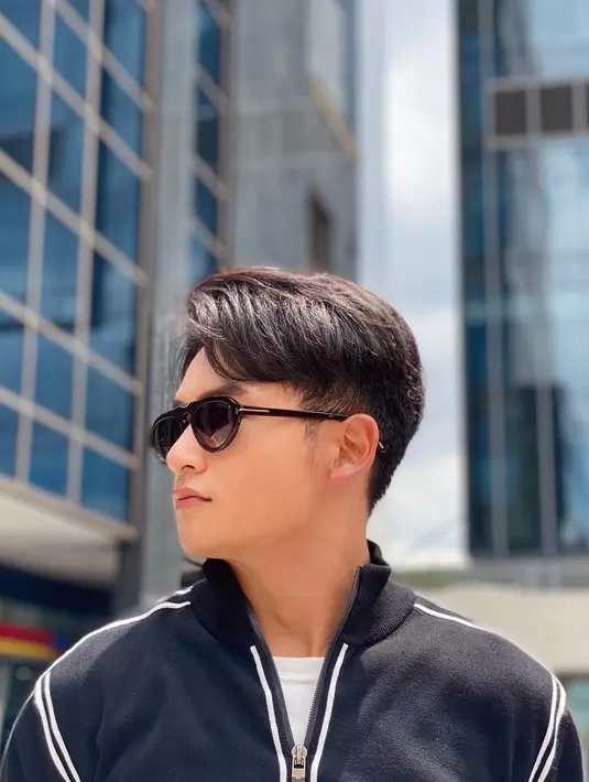 "Anggun, dia girly, keibuan gue suka banget sama wanita yang keibuan yang bisa take care gitu sih. Kalau fisik relatif ya yang paling ini keibuan sih," tutup Randy Martin. (Instagram/randymartinnn)