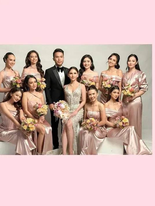 Asmirandah memilih tampilan tertutup dengan dress lengan 3/4 dan kerah v-neck yang sederhana namun tetap anggun. [Foto: IG/pammybowie].