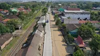 Jalan kabupaten dan kota mendominasi jalan di Indonesia, yakni 82 persen dari total jaringan dengan panjang 433.654,4 km. Saat ini Kementerian PUPR tengah memperbaiki sejumlah jalan daerah yang rusak dan meminta pemda untuk memelihara. (Dok Kementerian PUPR)