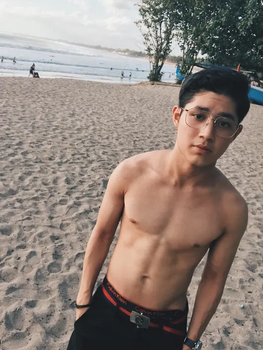 Walaupun tidak seberapa fokus dengan dunia hiburan, namun wajahnya terlihat menghiasi di sejumlah acara televisi. (Foto: instagram.com/teukurassya)