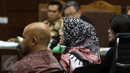 Istri terdakwa sidang dugaan suap Raperda Teluk Reklamasi, M Sanusi, Evelien Irawan, menjadi saksi pada persidangan suaminya, di Pengadilan Tipikor, Jakarta, Senin (3/10). Pada sidang ini, JPU KPK menghadirkan tujuh orang saksi (Liputan6.com/Helmi Afandi)