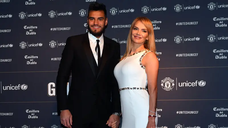 Kiper MU, Sergio Romero hadir bersama istrinya,  Eliana Guercio, di acara gala dinner tahunan klub di Old Trafford, Selasa (22/1). (AFP/Paul Ellis)