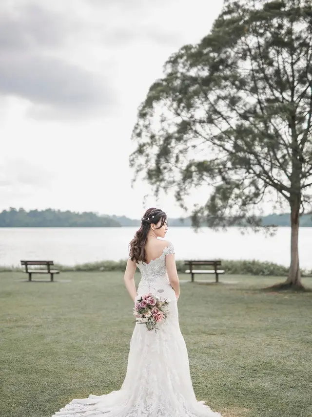 Lepas Masa Lajang, Ini 7 Potret Pernikahan Presenter Dita Fakhrana di Singapura