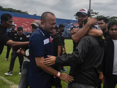 Tangisan pemain dan ofisial Arema FC pecah saat datang ke Stadion Kanjuruhan, Senin (3/10/2022). (AFP/Juni Kriswanto)