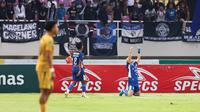 Striker PSIM Yogyakarta, Rafinha melakukan selebrasi setelah mencetak gol lewat tendangan bebas ke gawang Bhayangkara FC dalam laga final Pegadaian Liga 2 2024/2025 yang digelar di Stadion Manahan, Solo, Jawa Tengah, Rabu (26/2/2025). (Bola.com/Abdul Aziz)