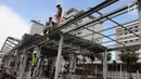 Pekerja menyelesaikan proyek pembangunan Halte Transjakarta Bundaran HI di Jakarta, Sabtu (9/3). Halte ini menjadi salah satu simpul penting dalam Jak Lingko atau program transportasi satu harga. (Liputan6.com/Herman Zakharia)